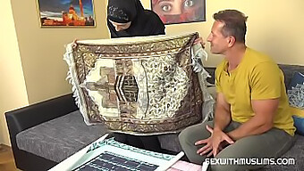 Eine Frau In Einem Hijab Gibt Ihrem Mann Einen Erstaunlichen Blowjob