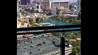 Cô Gái Da Trắng Tình Nguyện Viên Bị Đụ Bởi Con Cặc Đen Lớn Ở Vegas