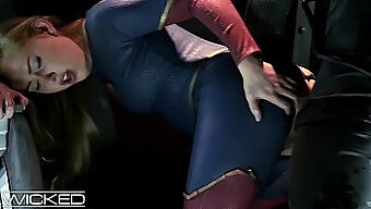 As Habilidades Sedutoras Da Supergirl Levam Ao Prazer Anal