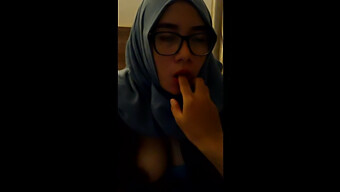 Blowjob Buatan Sendiri: Gadis Hijabi Mengambil Menelan Sakit