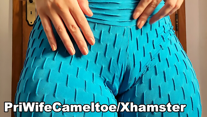 A Bunda Grande Da Esposa Em Leggings De Academia