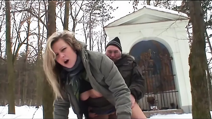 La Adolescente Amateur Sulla Neve Recibe Una Gran Polla En Su Cara