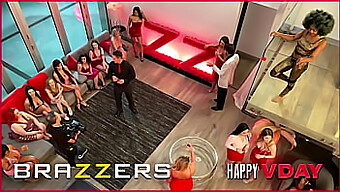 Eine Gruppe Geiler Typen Gönnt Sich Eine Wilde Orgie Mit Einer Gruppe Atemberaubender Babes - Brazzers