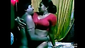 Marido Negro Disfruta Del Toque Seductor De Una Esposa India