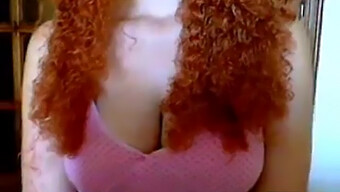 Performance Webcam D'Une Rousse À Gros Seins