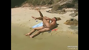 Vintage Porno: Veľké Prirodzené Prsia Laury Palmer V Beach Bums