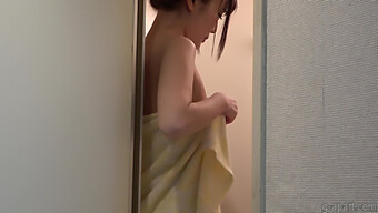 Schau Dir Die Dusche Der Japanischen Teenagerin Sarina Kurokawa Vor Der Kamera An