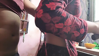 18+ Remaja India (18+) Menjadi Brutal Oleh Milf-Nya Di Dapur