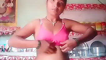 Une Indienne Aux Gros Seins Prend Un Selfie Nu