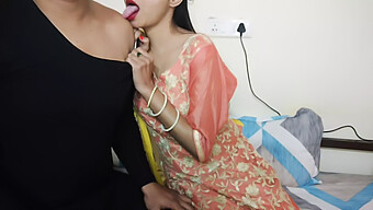 印度18岁女孩被大自然的巨乳操得阴道里