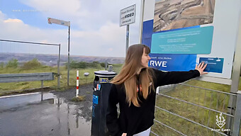 Une Ado Brune Se Fait Prendre Dans Une Rencontre Publique Risquée