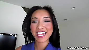 เด็กสาวเอเชีย Alina Li ได้รับคําชมจาก Brannon Rhoades ในวิดีโอ Bangbros