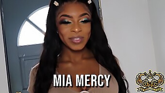 Mia Mercy Encara Um Pau Preto Enorme E Engole Duas Cargas