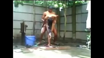 Chica India Desnuda Posa Como Un Chico De La Calle En Una Escena De Baño Al Aire Libre