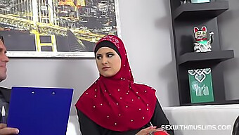 Seorang Wanita Dewasa Menikmati Vagina Seorang Wanita Muslim