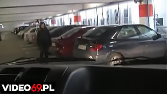 Genç (18+), Alışveriş Merkezinin Otoparkında Arabada Sakso Çekiyor