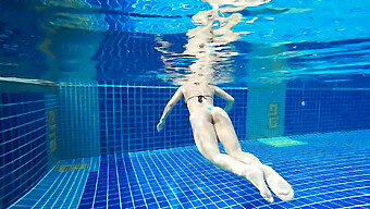 Uma Loira Estonteante Faz Uma Masturbação Em Uma Piscina Pública.