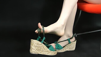 Kaki Asia Dipajang Dengan Sandal Espadrille Basah