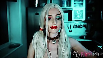 La Masturbation De La Jeune Harley Quinn Avec Un Cosplay