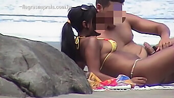 O Namorado Da Adolescente Tem Um Sexo Quente Na Praia Com Uma Morena.