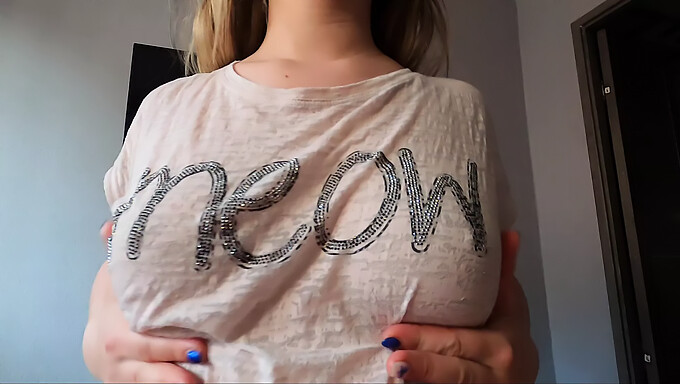 Teen (18+) Polyká Velkou Dávku V Domácím Coed Videu