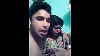 インドの義母と義理の息子がホットなおっぱいプレイに興じる