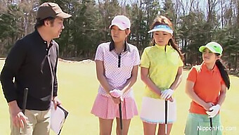 Japonské Tínedžerky Si Užívajú Golf Nahé