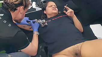 La Latina De Paty-Butt Se Fait Tatouer La Chatte En Échange D'Un Tatouage