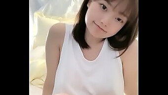 素晴らしい中国の女の子がオーガズムに達するまでオナニーする