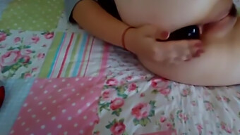 Gadis Amatur Menikmati Menggunakan Dildo.