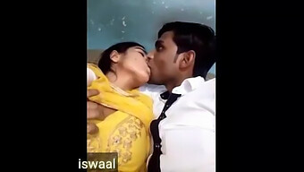 Sexo Bruto Com Bhabhi De Seios Grandes Em Um Carro