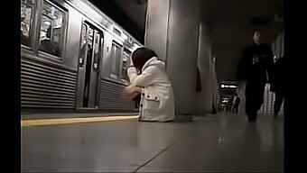 Una Chica Japonesa Sin Bragas Recibe Una Follada Anal En Un Tren