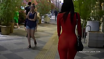 Une Milf En Robe Rouge Transparente Se Fait Dévoiler En Public