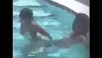 Mojada Y Salvaje: Pareja Se Moja Y Se Vuelve Loca En La Piscina