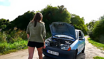 Un Couple Polonais Profite D'Une Bite Dans La Voiture