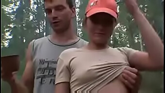 Sexe De Groupe Dans Un Cadre De Camping Russe