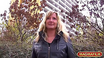 Une Mère Milf Se Fait Doigter Et Crémer Dans La Rue