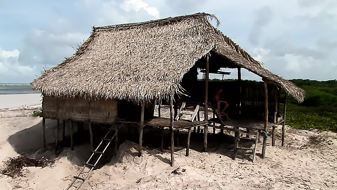 To Kinky Par Hengiver Sig Til Seksuelle Handlinger På En Strand På En Ø