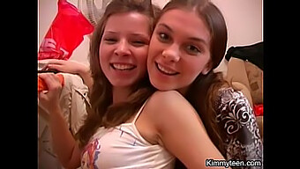 Gadis-Gadis Lesbian Dengan Payudara Besar Dalam Pertunjukan Stripping Yang Seksi