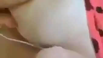 Chica Con Tetas Naturales Grandes Se Complace A Sí Misma