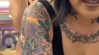 Zelfgemaakte Video Van Een Getatoeëerde Aziatische Babe Die Aan De Periscoop Werkt