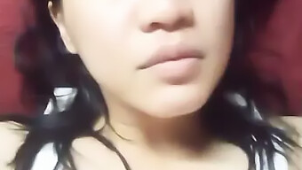 Video Buatan Sendiri Gadis Asia Menunjukkan Dia Menikmati Handjob Dan Bermain Dengan Puki.