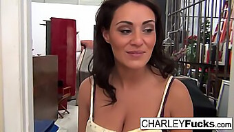 Brunette Skjønnhet Charley Hengir Seg Til Solo Leketid